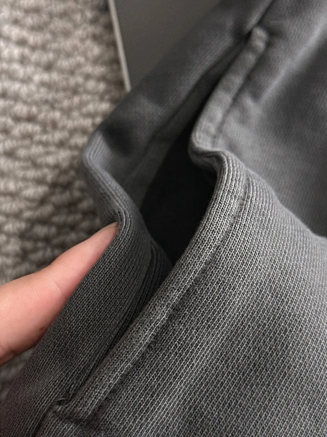 Next day shipment P360 Stone lsland/Stone Island Exclusively launches 25ss autumn and winter new high-quality trousers. Compare real-life details at will. Craftsmanship that ordinary small workshops cannot copy. Top-level ZP development. Unique imported fabric feel. Purely imported German machine production. Precision operation. Ten thousand needle density. A pair of trousers with rich details. You can see the development strength. A full set of new accessories are customized simultaneously. Simple yet elegant. Soft, delicate and comfortable. The upper body is versatile and fashionable. A perfect choice for autumn and winter. A must-have item. Loose fit. Please refer to the size chart when placing an order: S to XXL (or state your height and weight when placing an order)